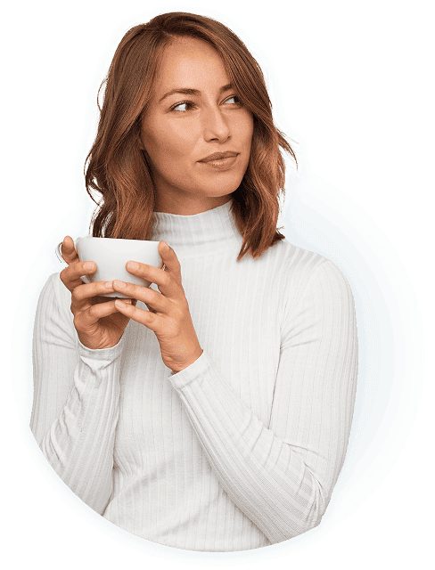 Eine Frau die einen Kaffee in der Hand hält