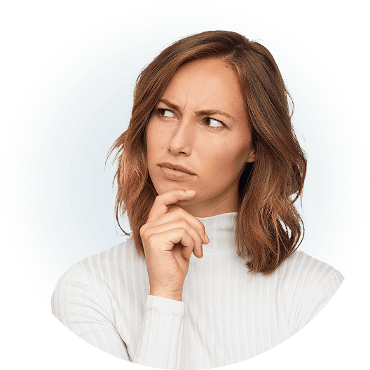 Eine Frau mit einem fragenden Gesichtsausdruck